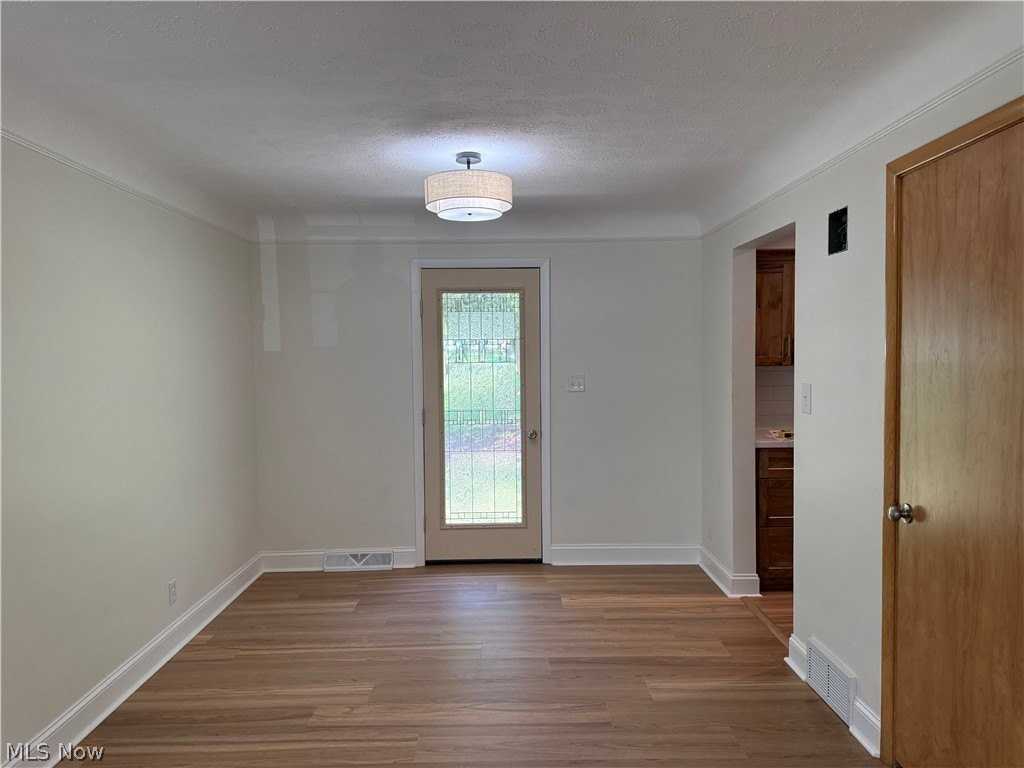 475 Meadowlane Rd - Photo 4 of 29