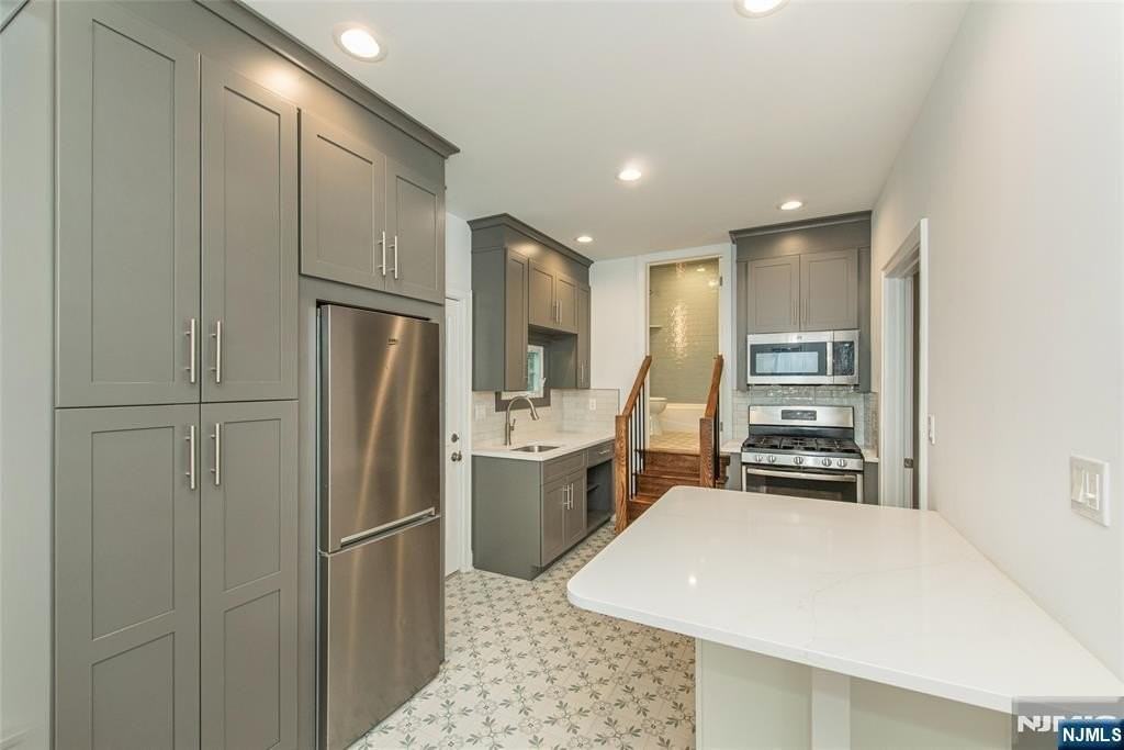 200 Valley Brook Ave - Photo 5 of 19