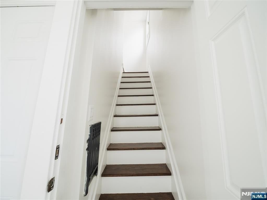 180 Larch Ave - Photo 2 of 15