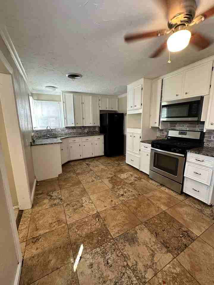 904 S Travis St - Photo 4 of 12