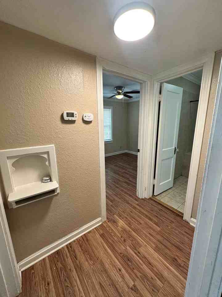 904 S Travis St - Photo 5 of 12