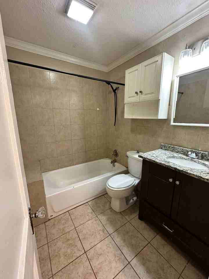 904 S Travis St - Photo 6 of 12