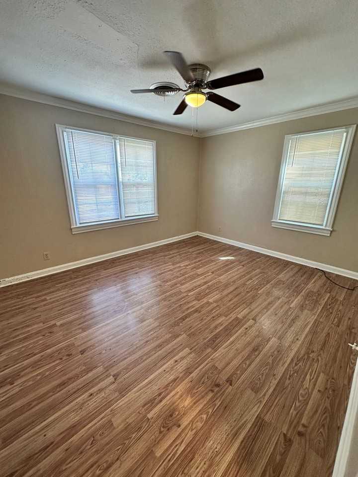 904 S Travis St - Photo 7 of 12