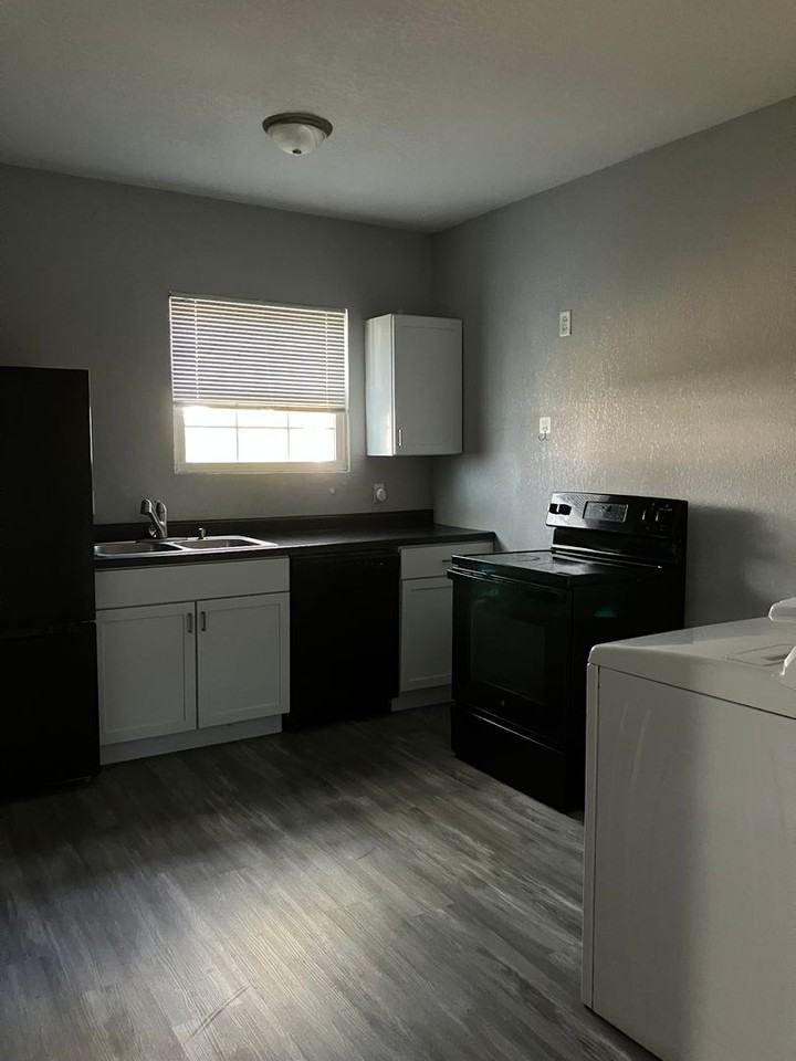 1121 N 6th St - Photo 5 of 9
