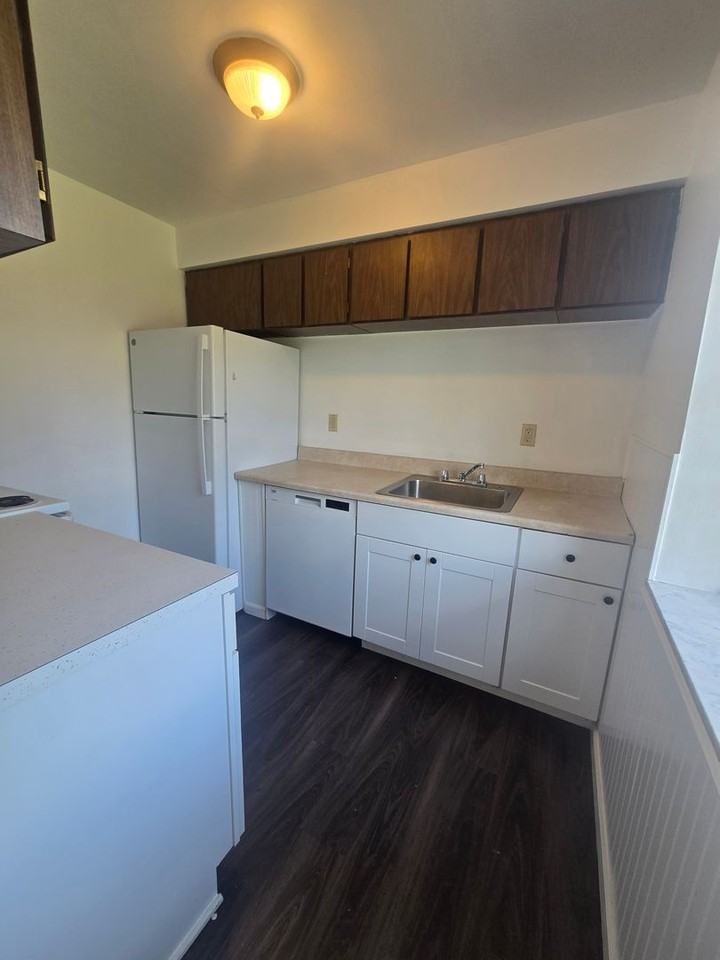 Elizabeth Township 2 bedroom - Photo 2 of 13