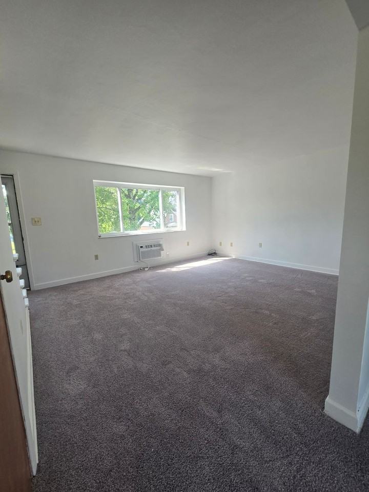 Elizabeth Township 2 bedroom - Photo 5 of 13