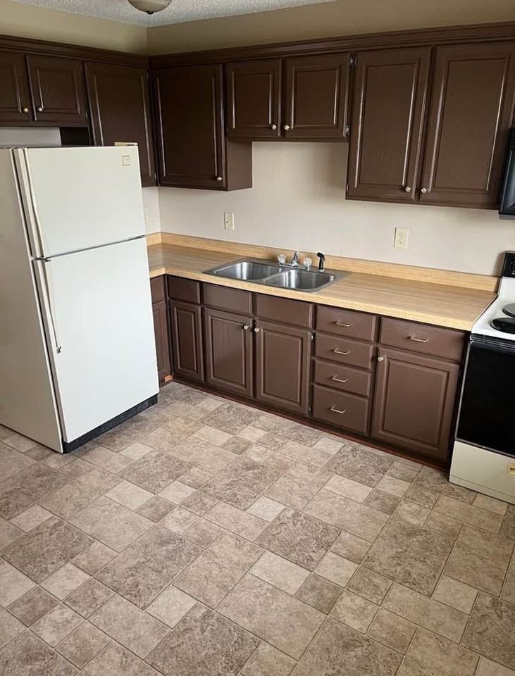 425 Hillside Dr - Photo 2 of 10