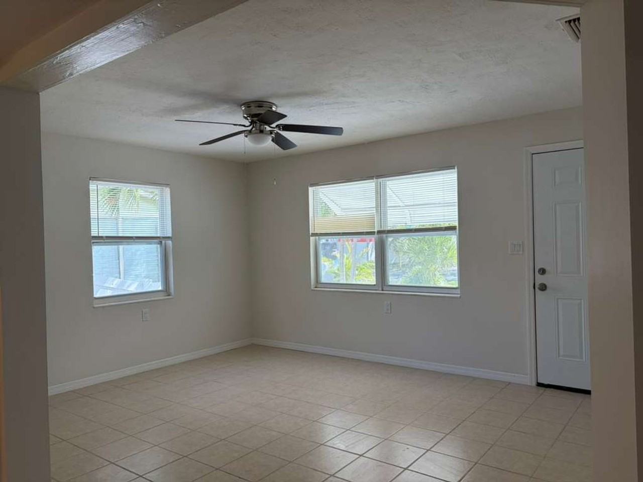 3031 Clinton St S - Photo 3 of 27