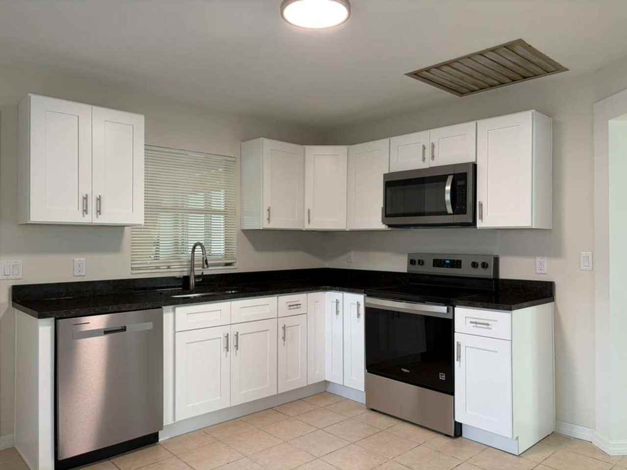 3031 Clinton St S - Photo 4 of 27