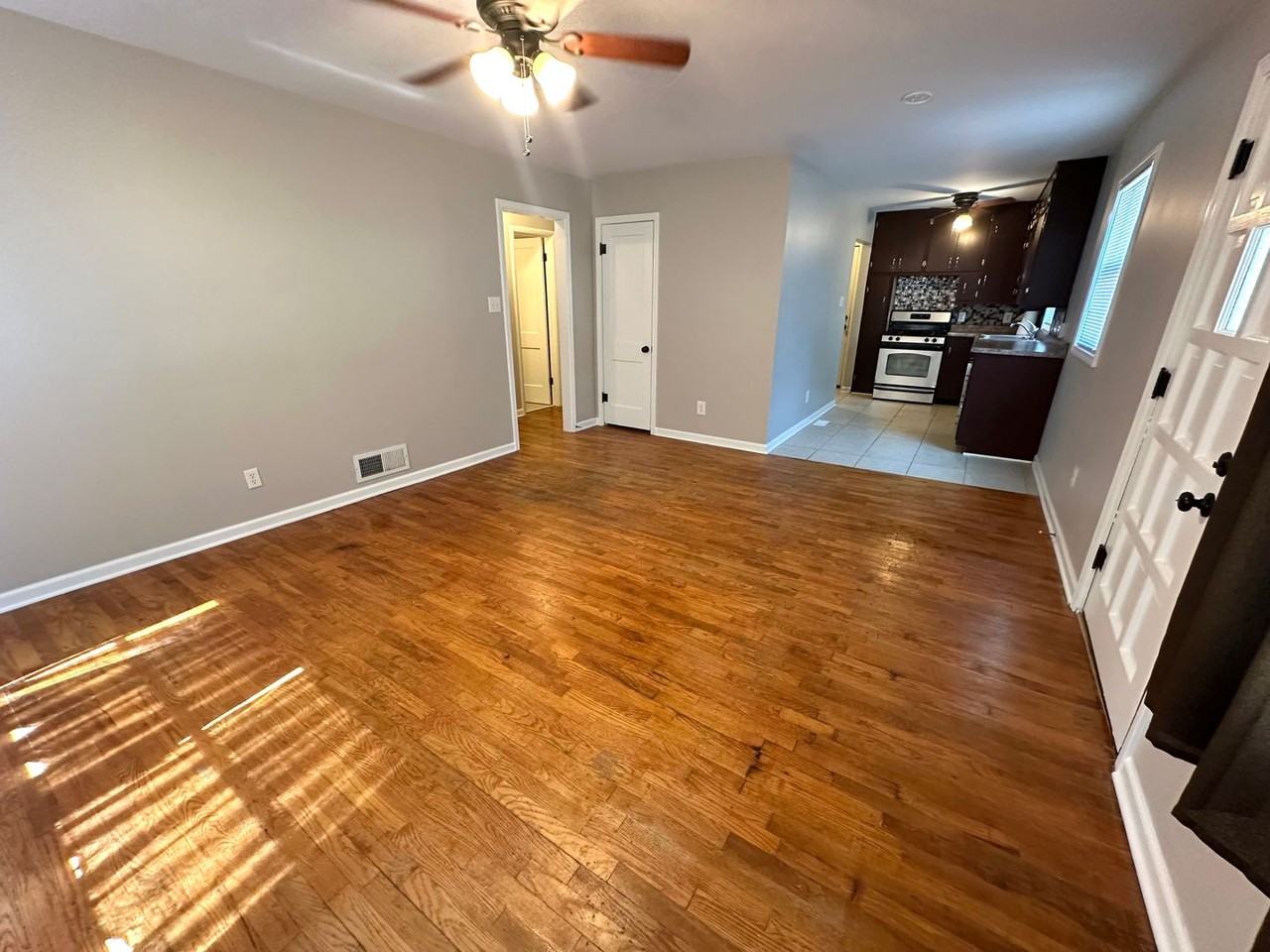 1821 Sw Moundview Dr - Photo 2 of 9