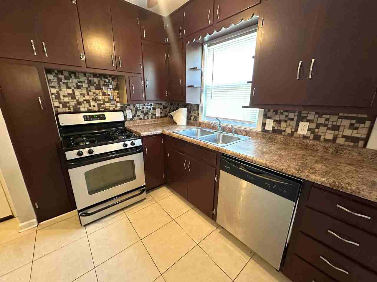 1821 Sw Moundview Dr - Photo 3 of 9