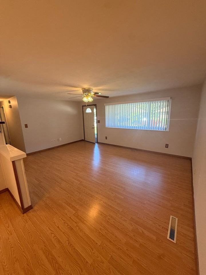 4820 Rexwood Dr - Photo 6 of 14