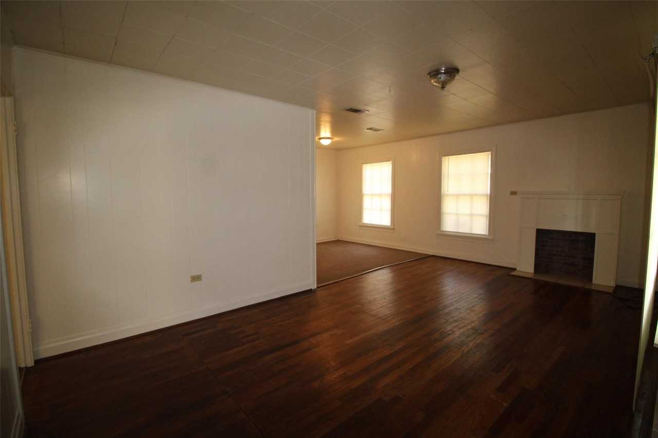 323 N Houston St - Photo 2 of 7