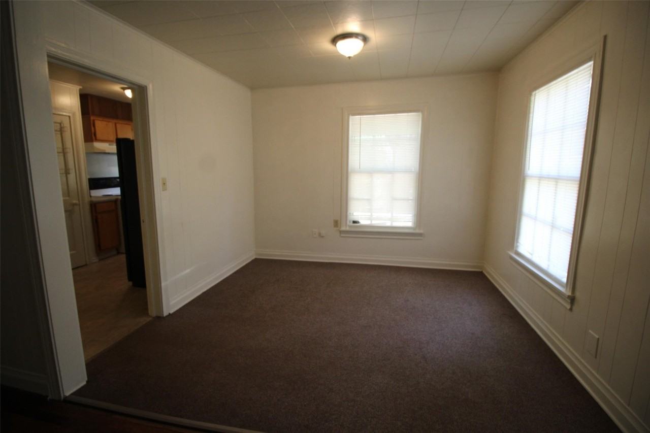 323 N Houston St - Photo 4 of 7