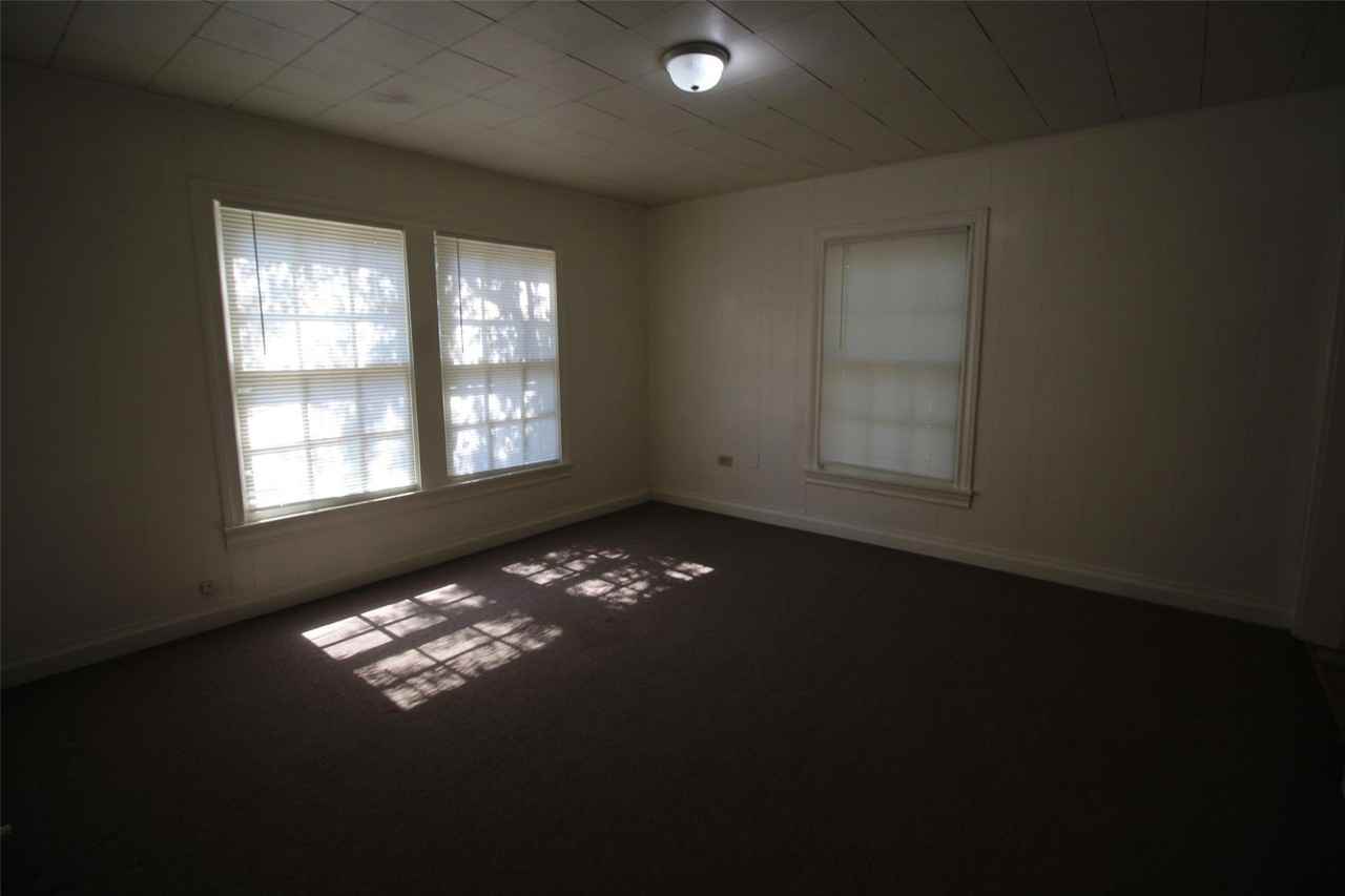 323 N Houston St - Photo 5 of 7