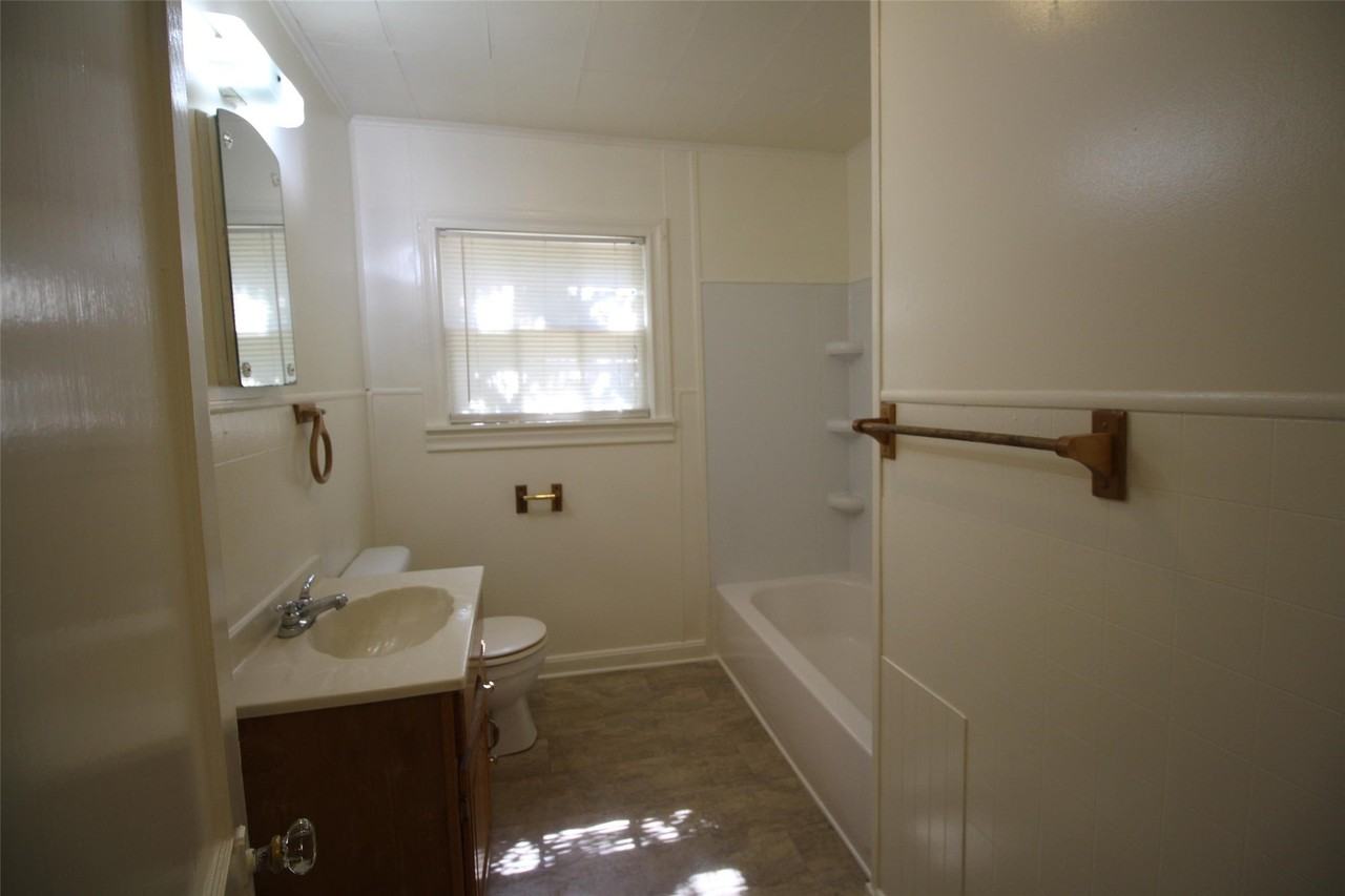 323 N Houston St - Photo 6 of 7