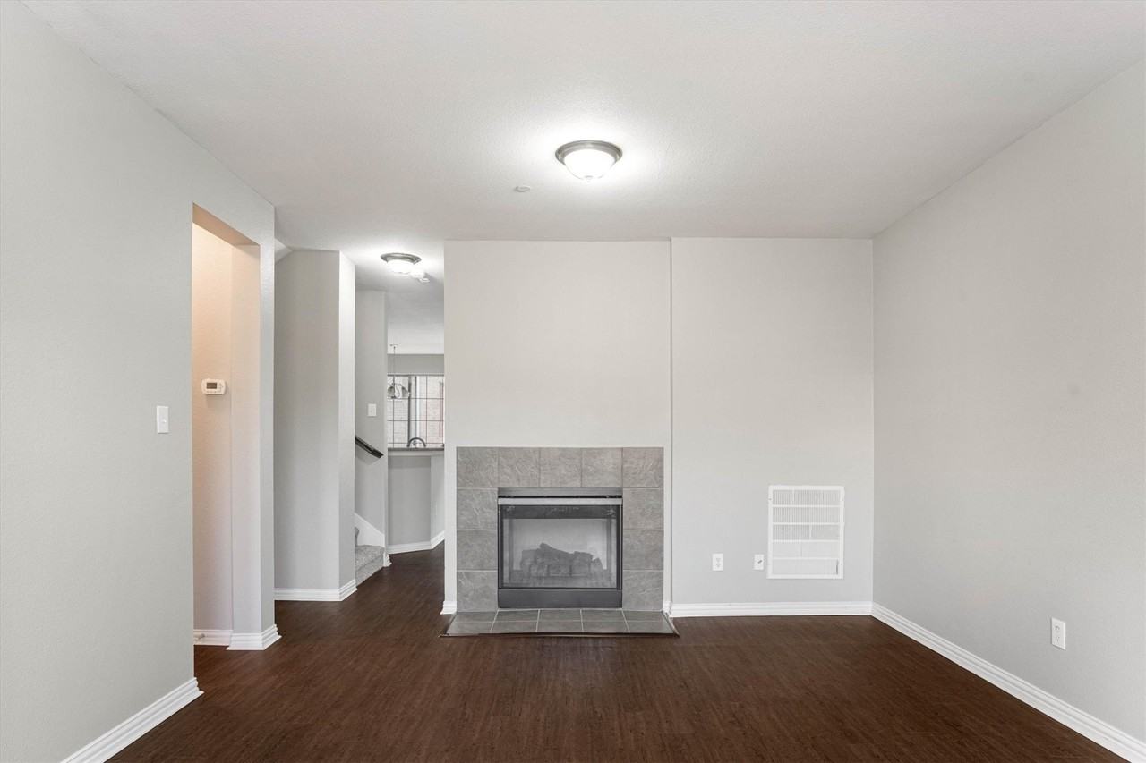 1441 Fox Run Dr - Photo 4 of 40