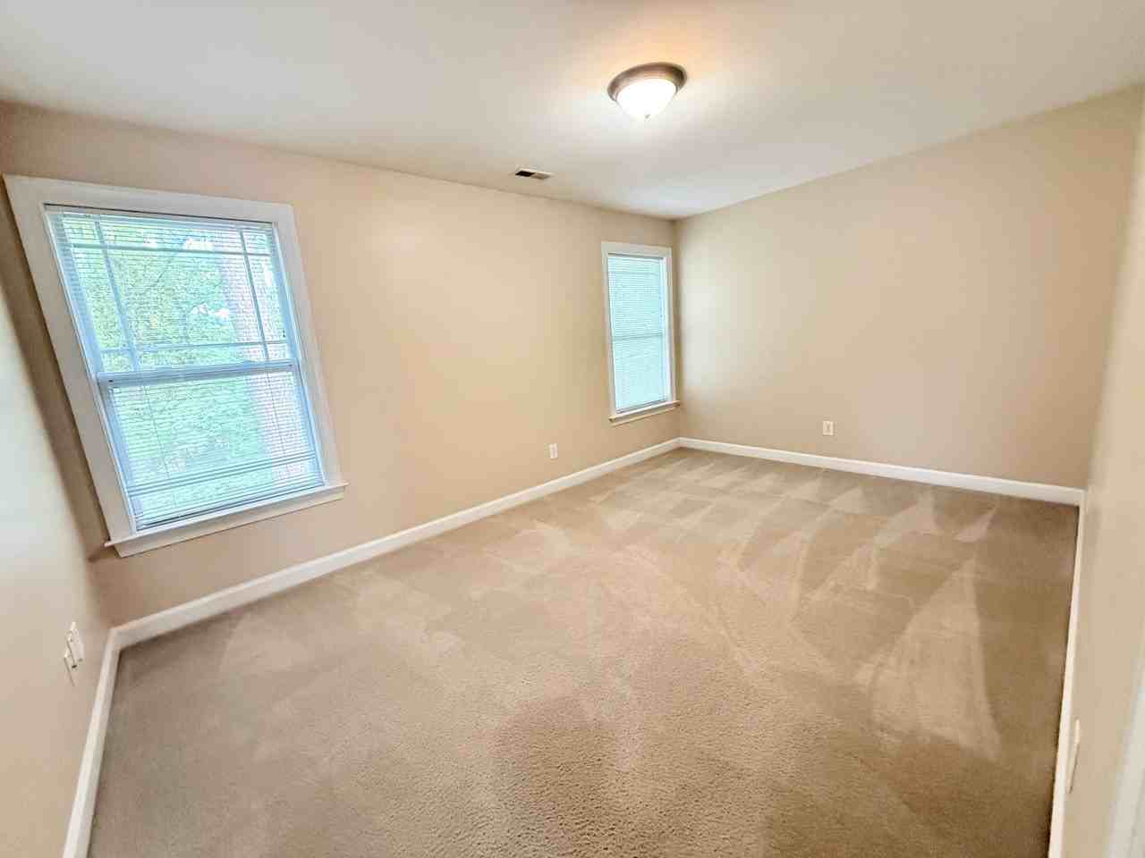 4073 Landover Ln - Photo 4 of 18