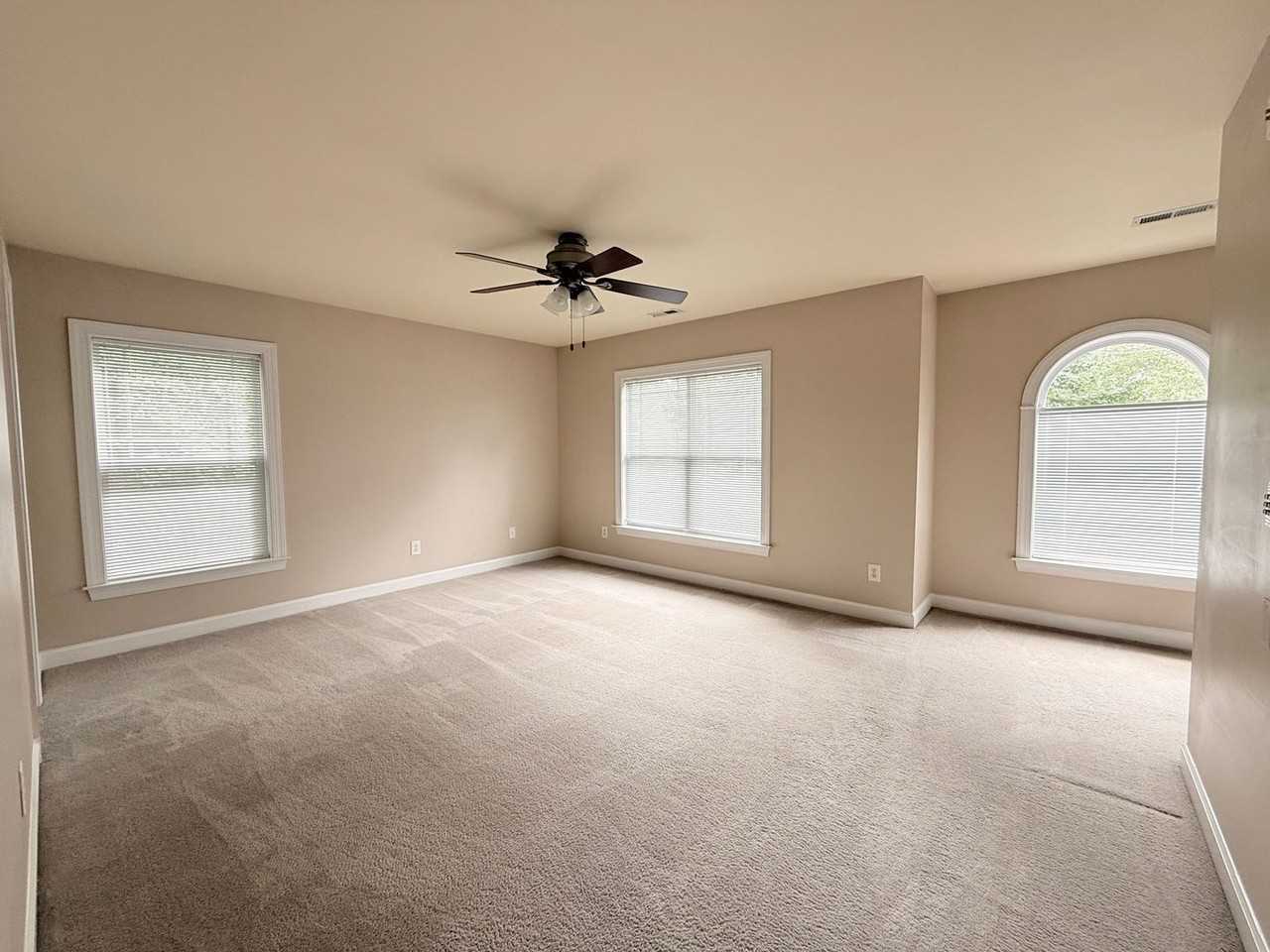 4073 Landover Ln - Photo 5 of 18