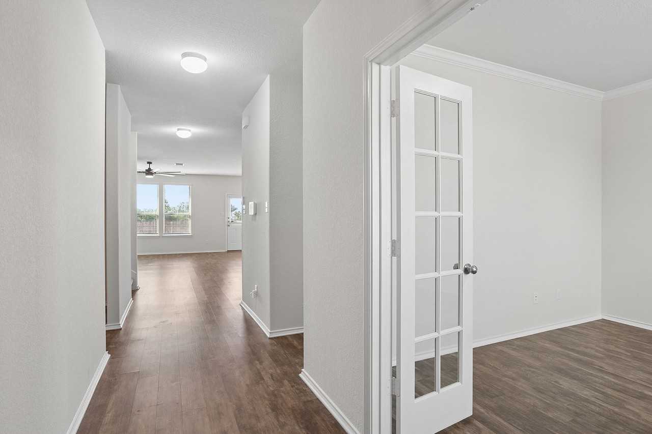 709 Hummingbird Ln - Photo 3 of 20