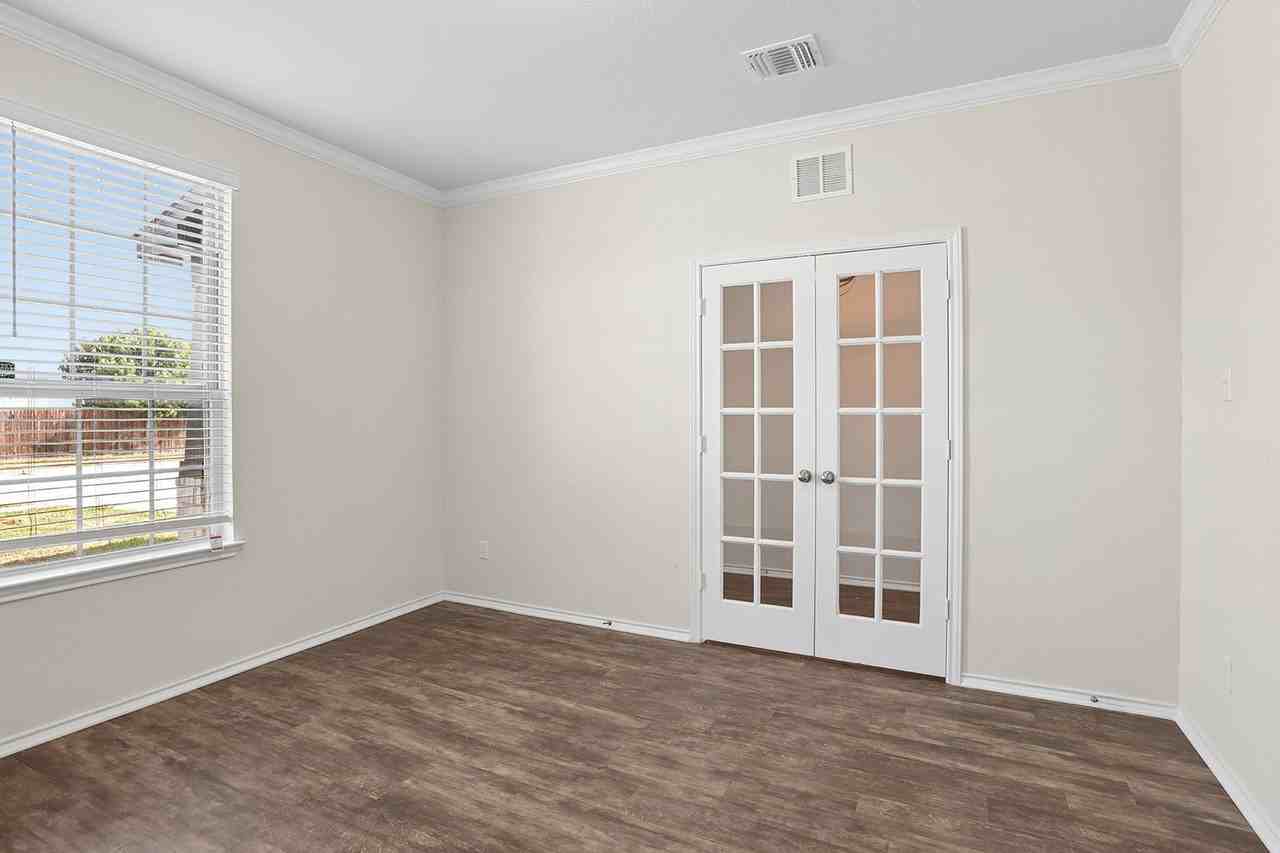 709 Hummingbird Ln - Photo 4 of 20