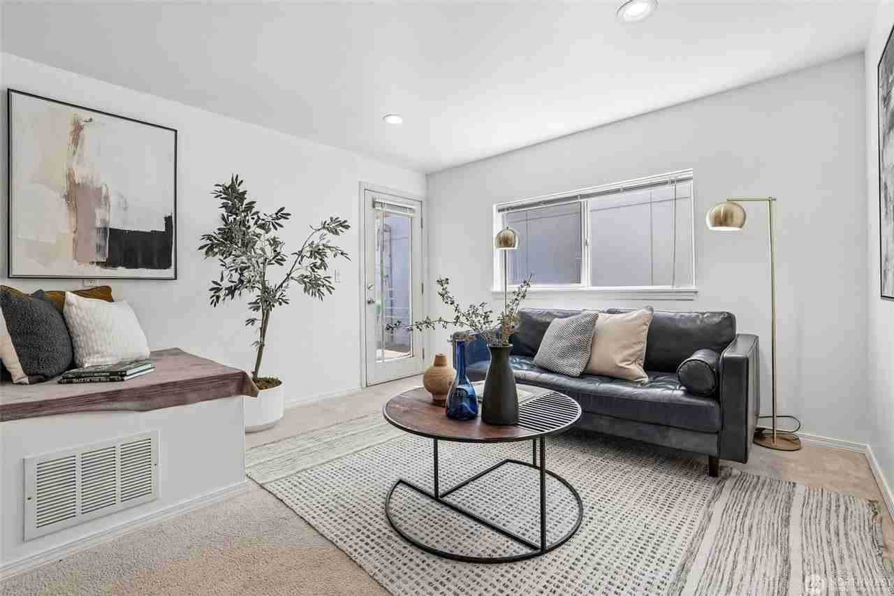 5624 Roosevelt Way Ne - Photo 7 of 23