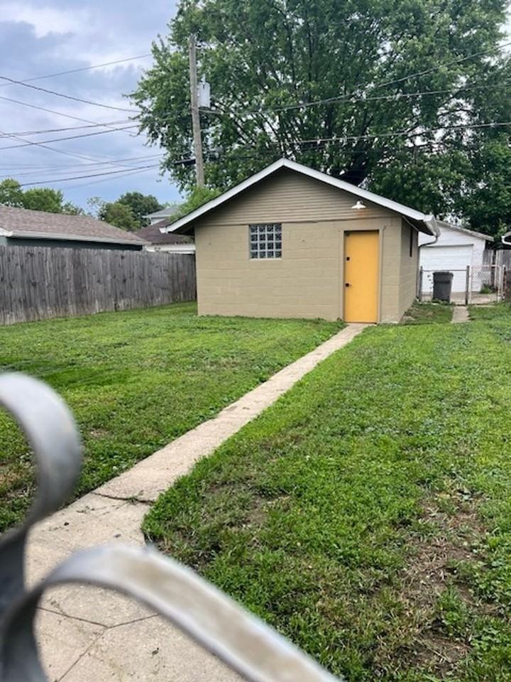 853 N Drexel Ave - Photo 2 of 13