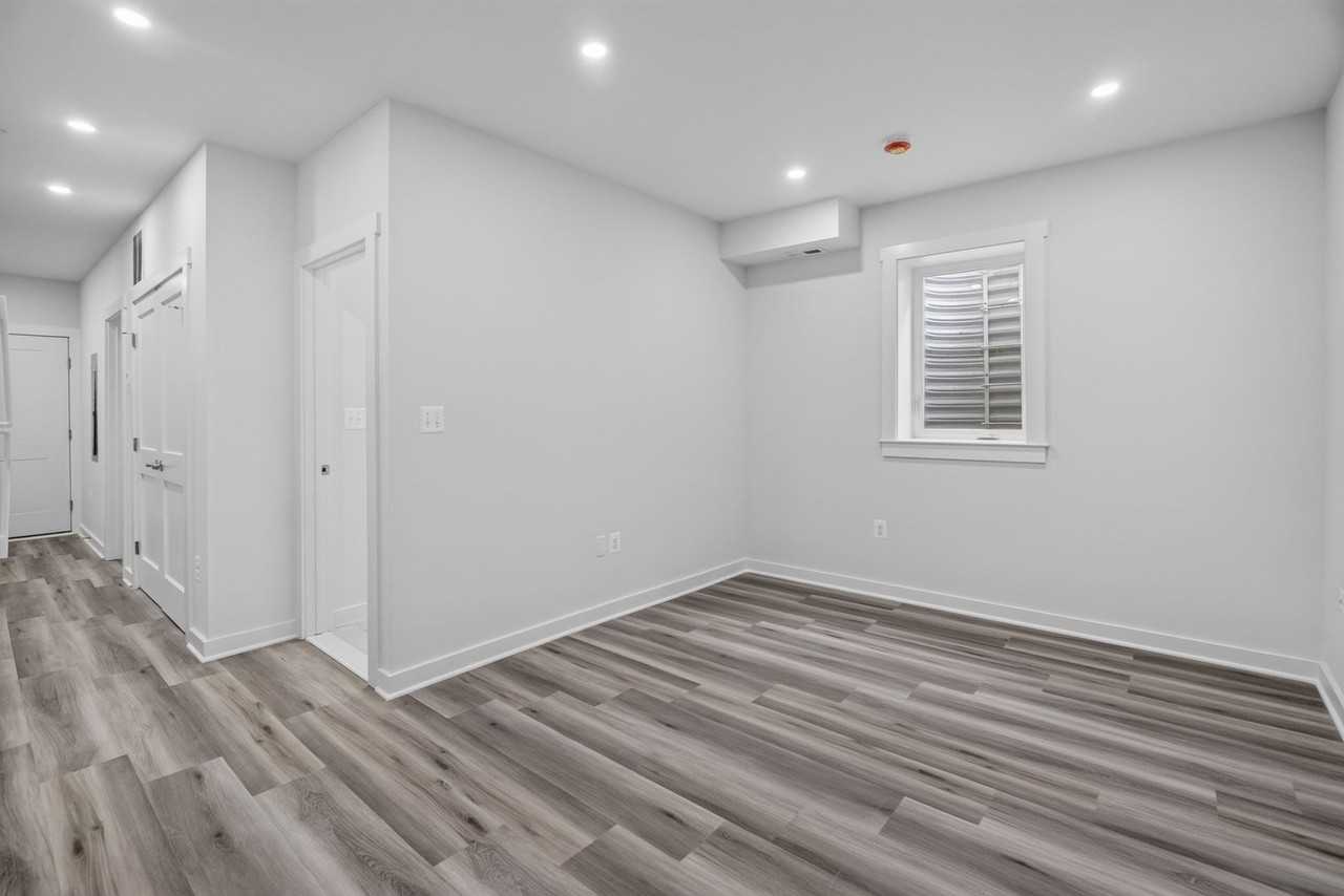 1005 Rhode Island Ave NE - Photo 4 of 34