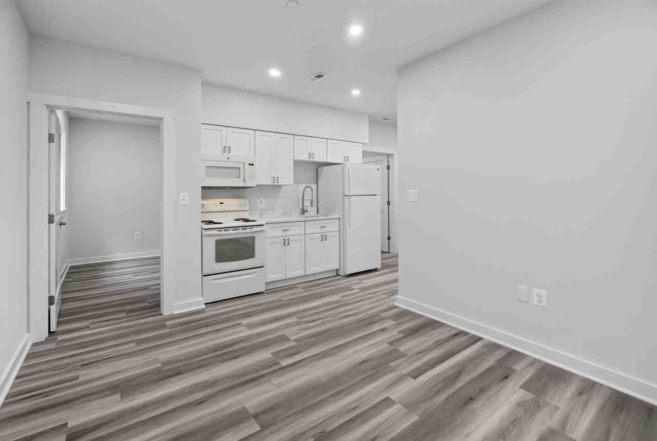 1005 Rhode Island Ave NE - Photo 5 of 34
