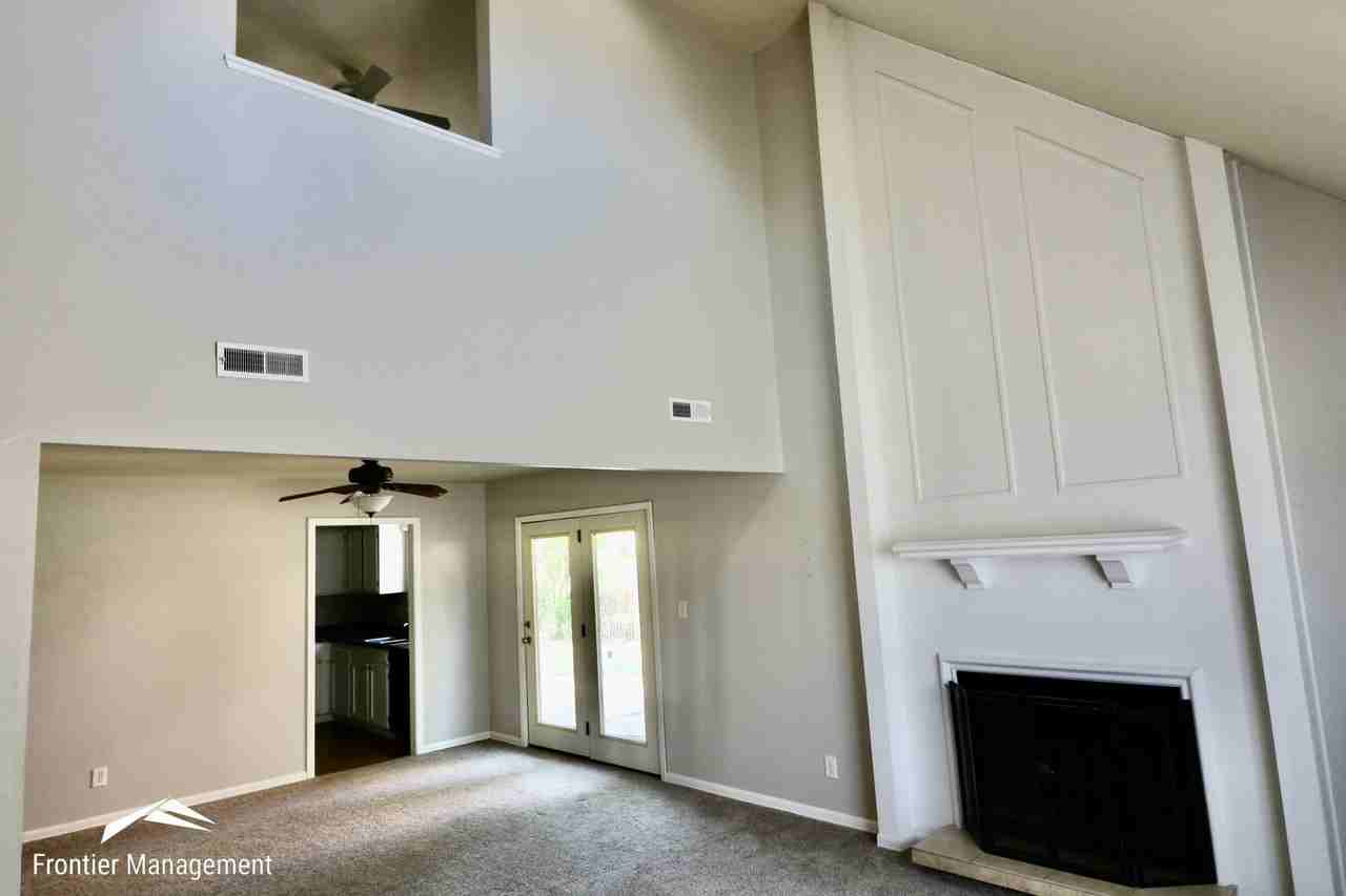 3211 Valleywood Dr - Photo 5 of 20