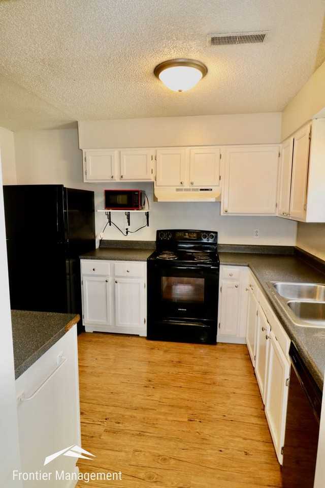 3211 Valleywood Dr - Photo 7 of 20