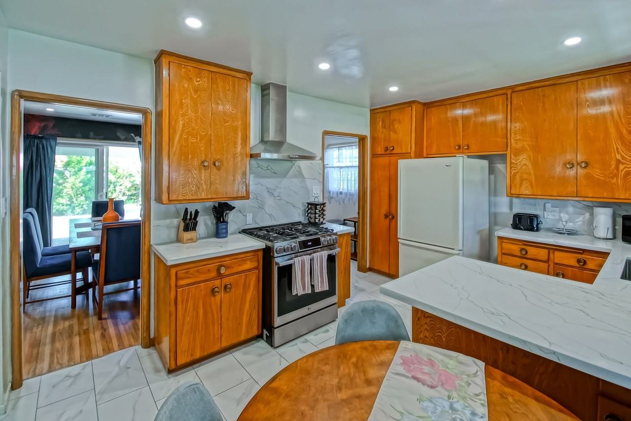 1700 W 26th St - Photo 5 of 44