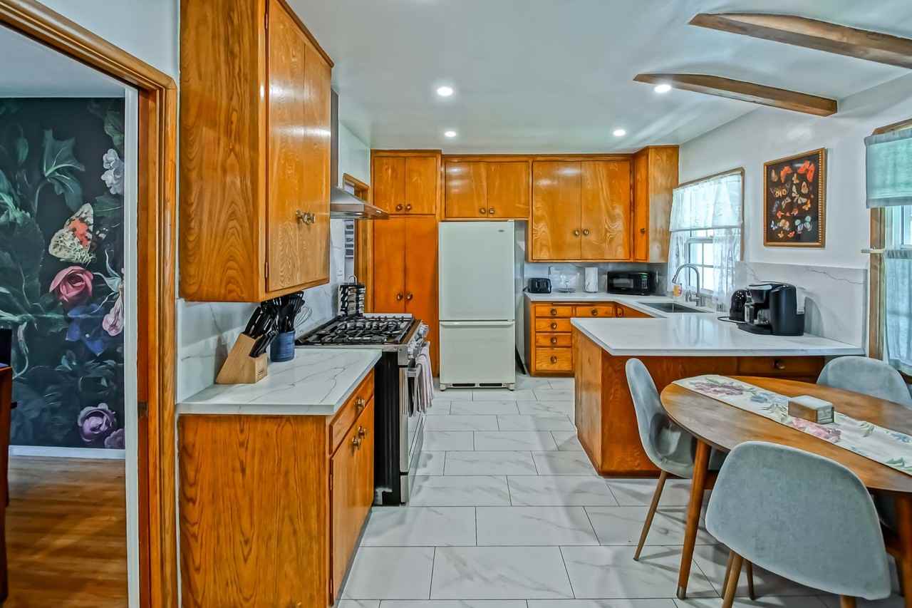 1700 W 26th St - Photo 7 of 44
