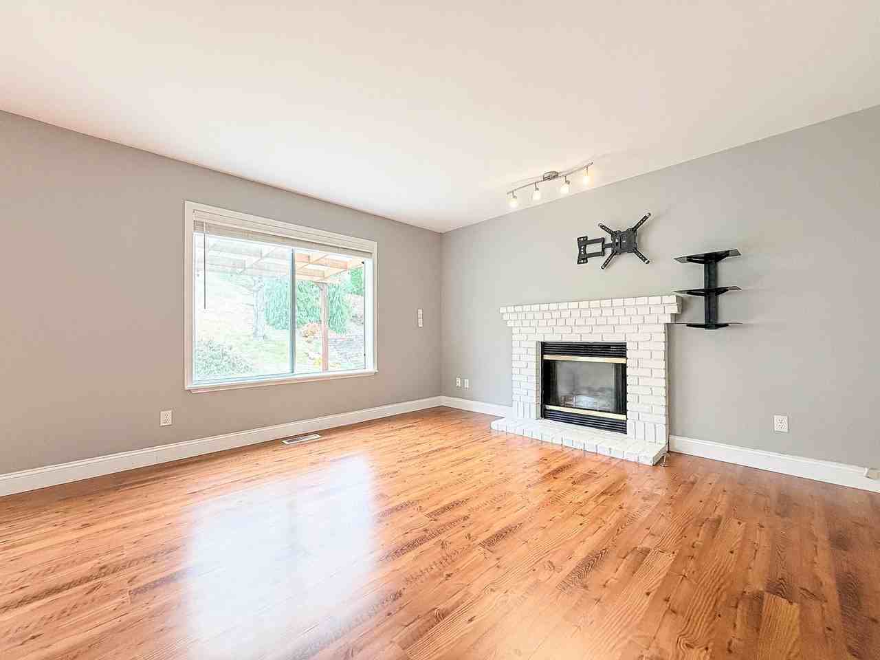 4914 Norpoint Way Ne - Photo 5 of 27