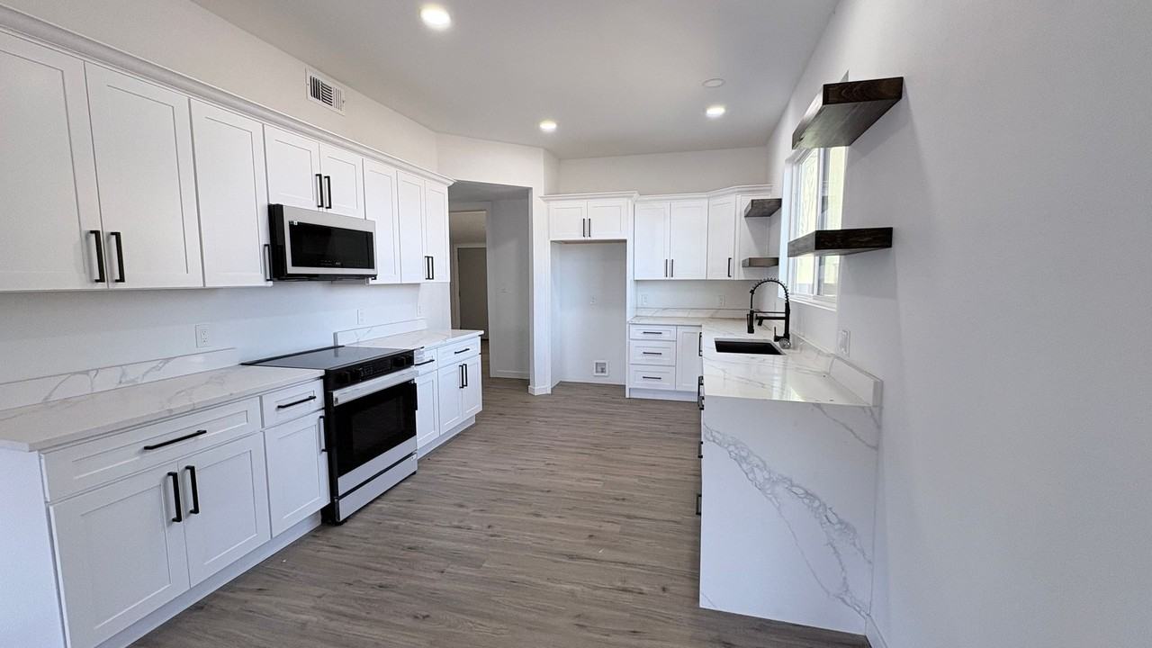 900 S Sunset Ave - Photo 3 of 14