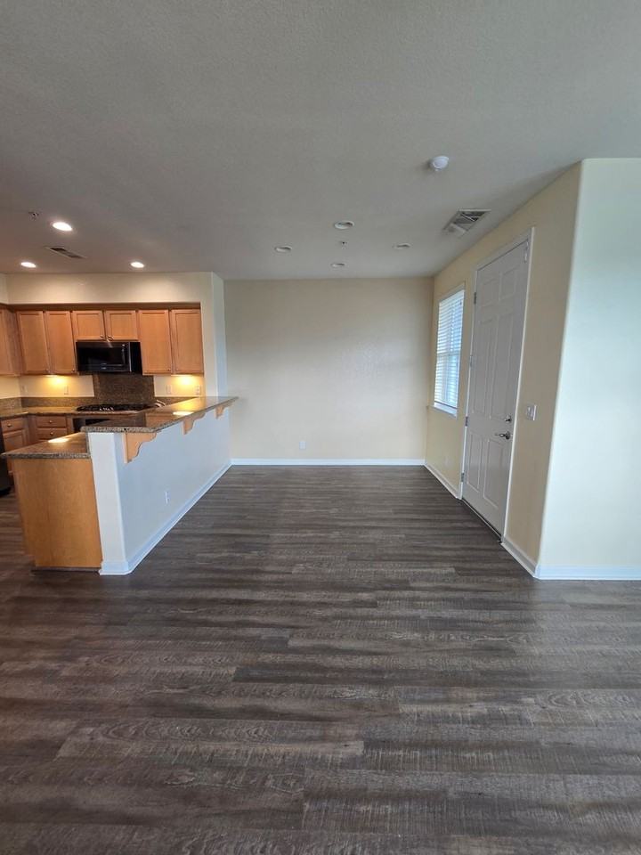 3201 Jetty Dr - Photo 3 of 13