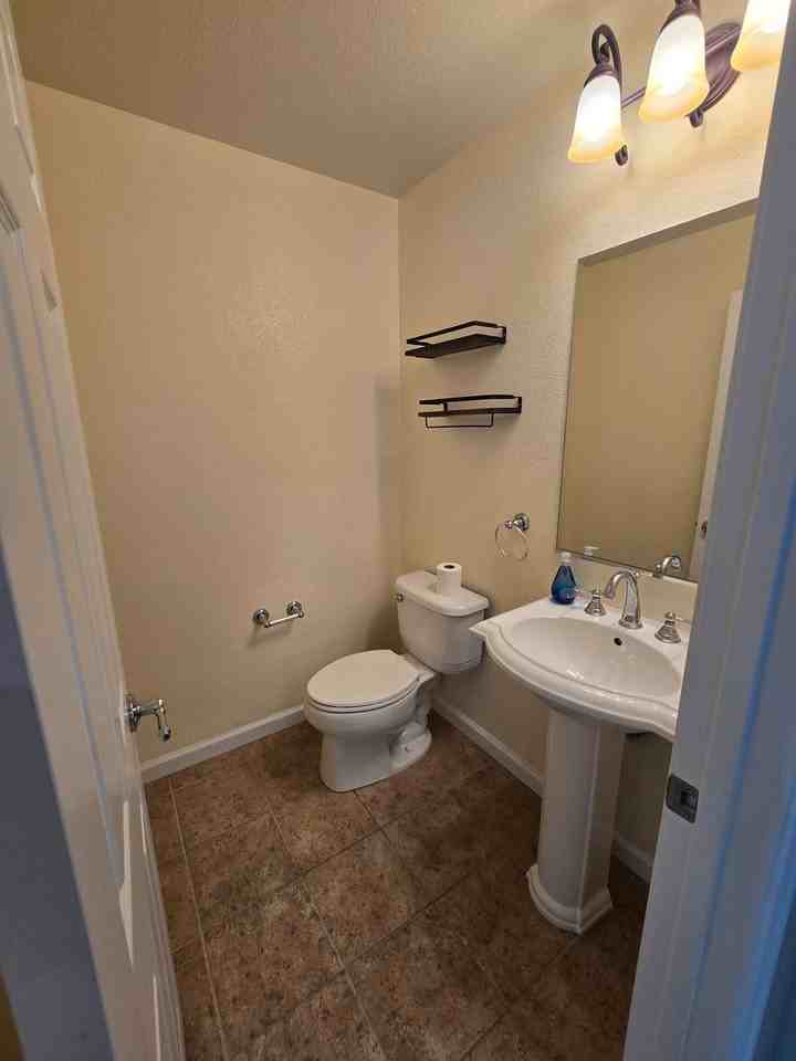3201 Jetty Dr - Photo 5 of 13