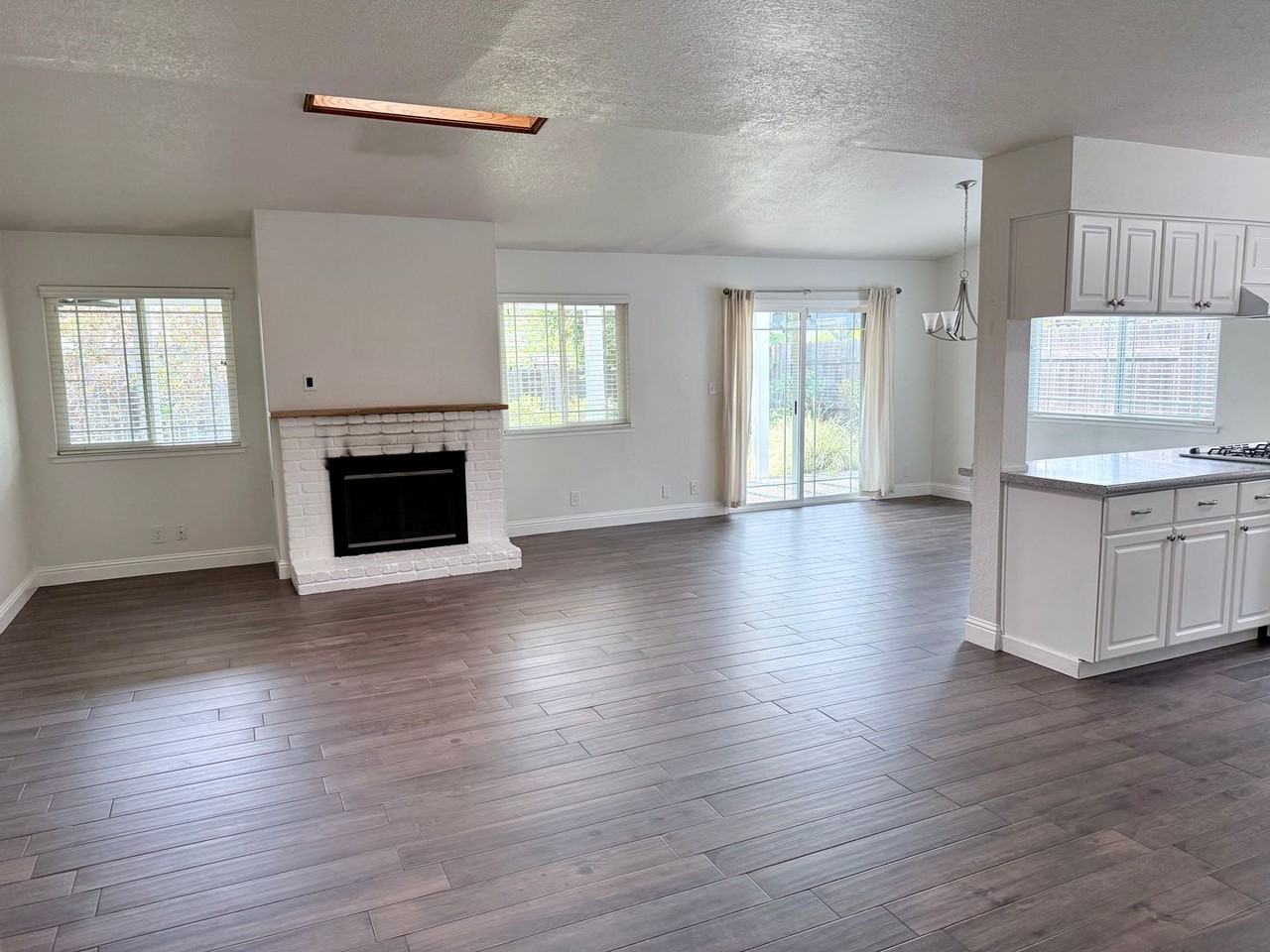 906 Oak Ridge Dr - Photo 2 of 17