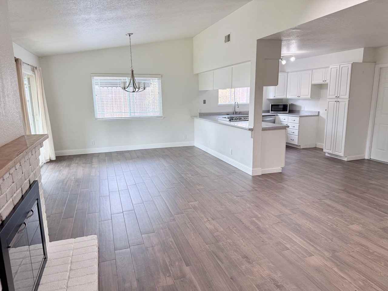 906 Oak Ridge Dr - Photo 4 of 17