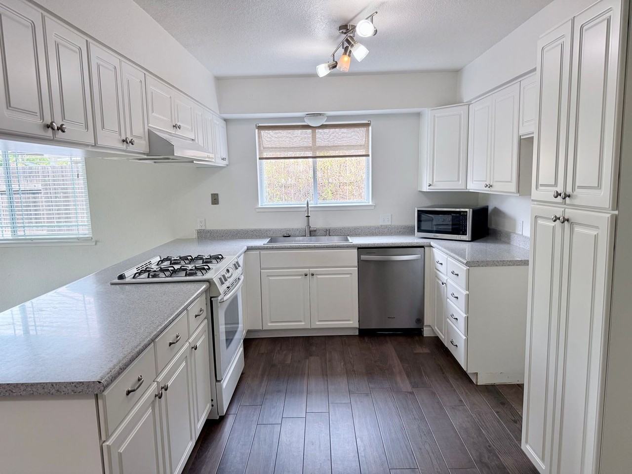 906 Oak Ridge Dr - Photo 6 of 17