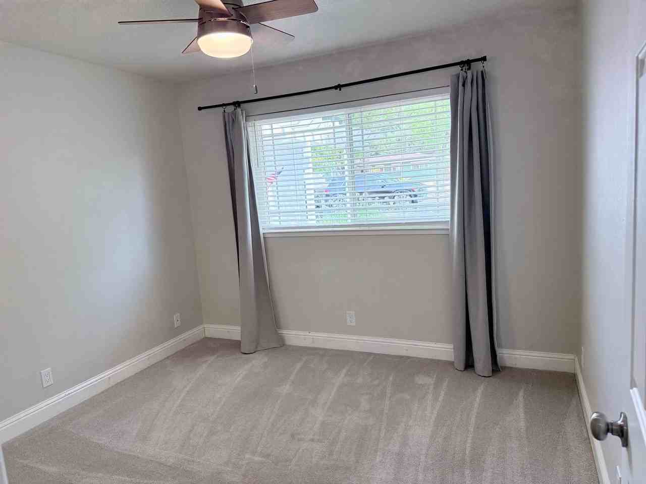 906 Oak Ridge Dr - Photo 7 of 17