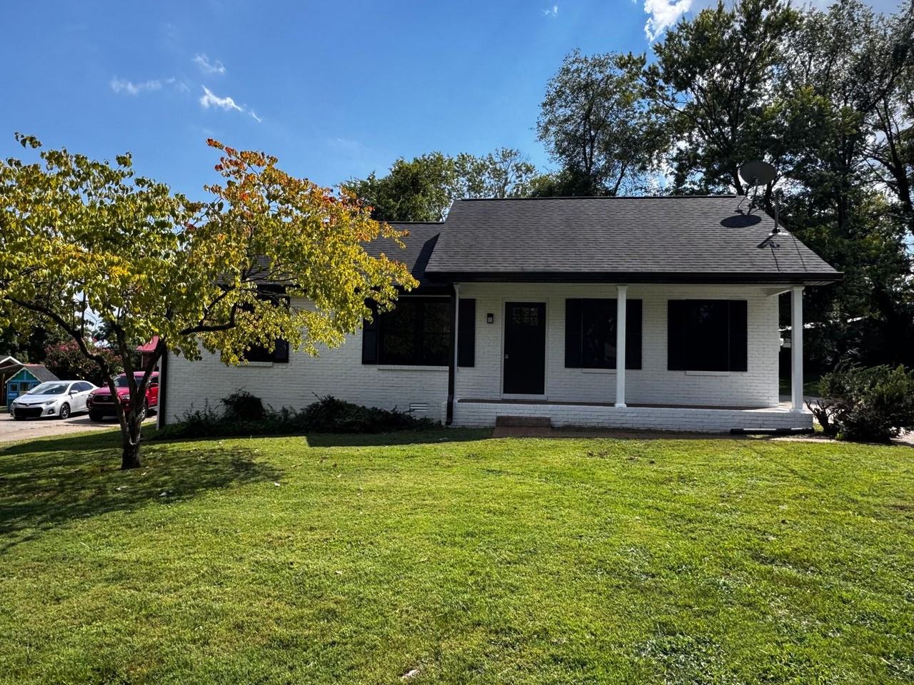 925 Laurie Ln - Photo 2 of 9