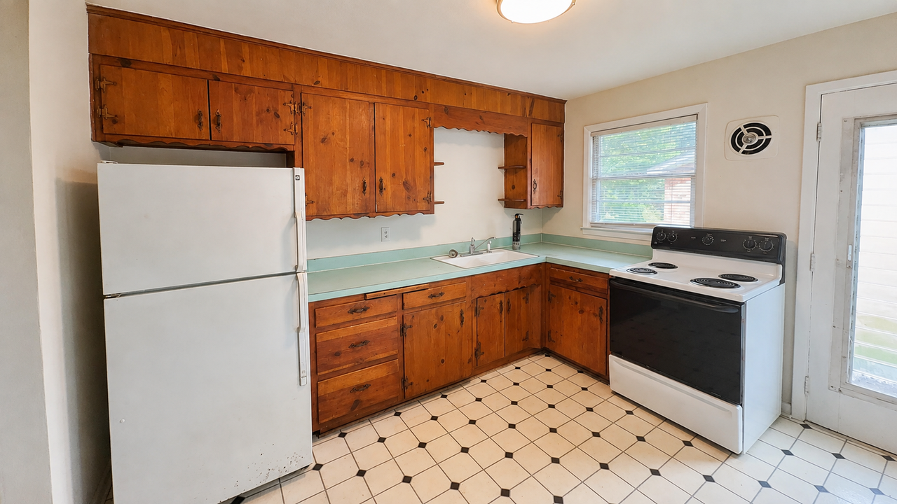 355 Morton Ave - Photo 4 of 7