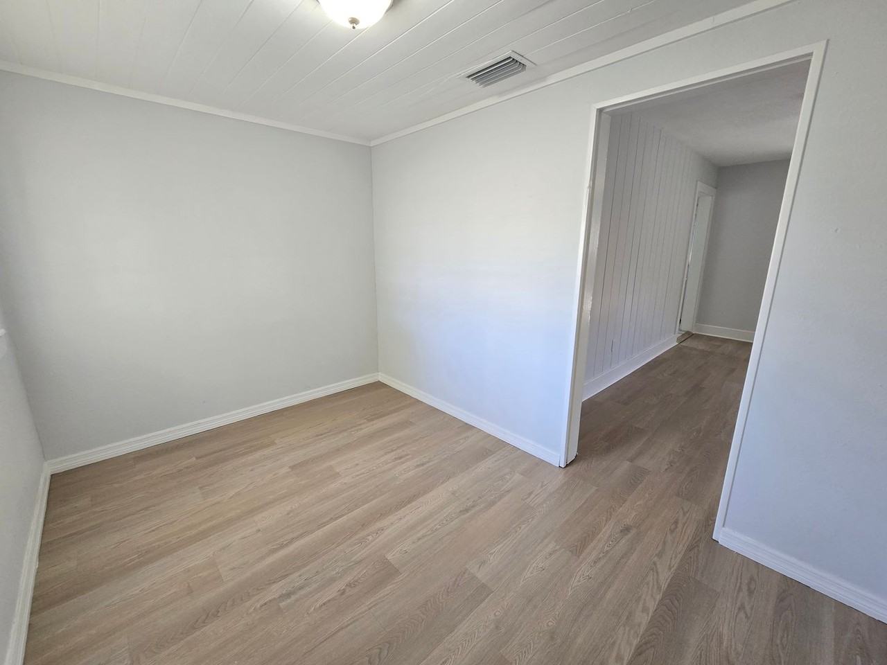 620 N East Ave - Photo 4 of 16