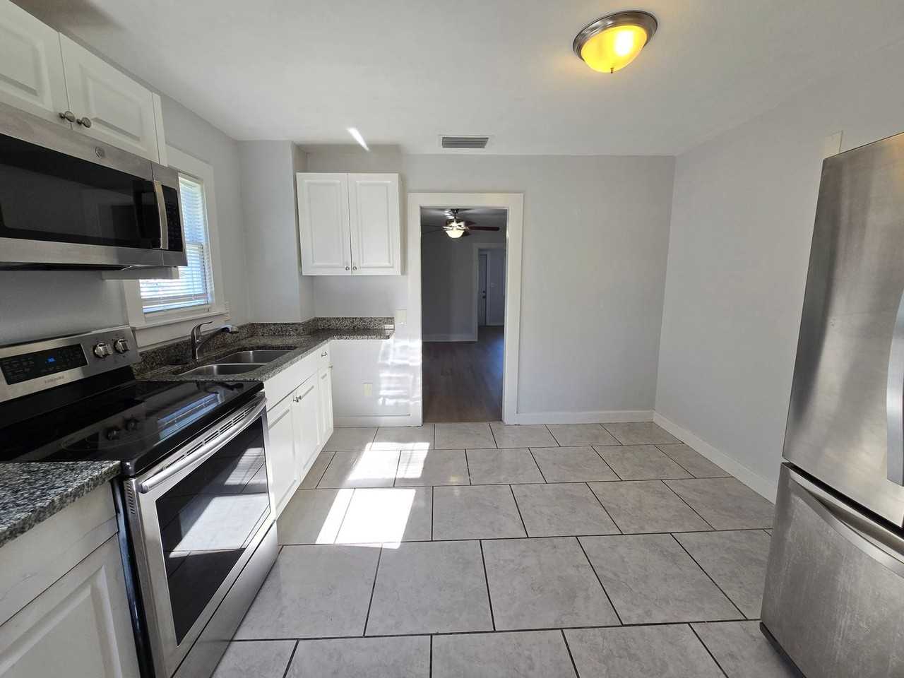 620 N East Ave - Photo 6 of 16