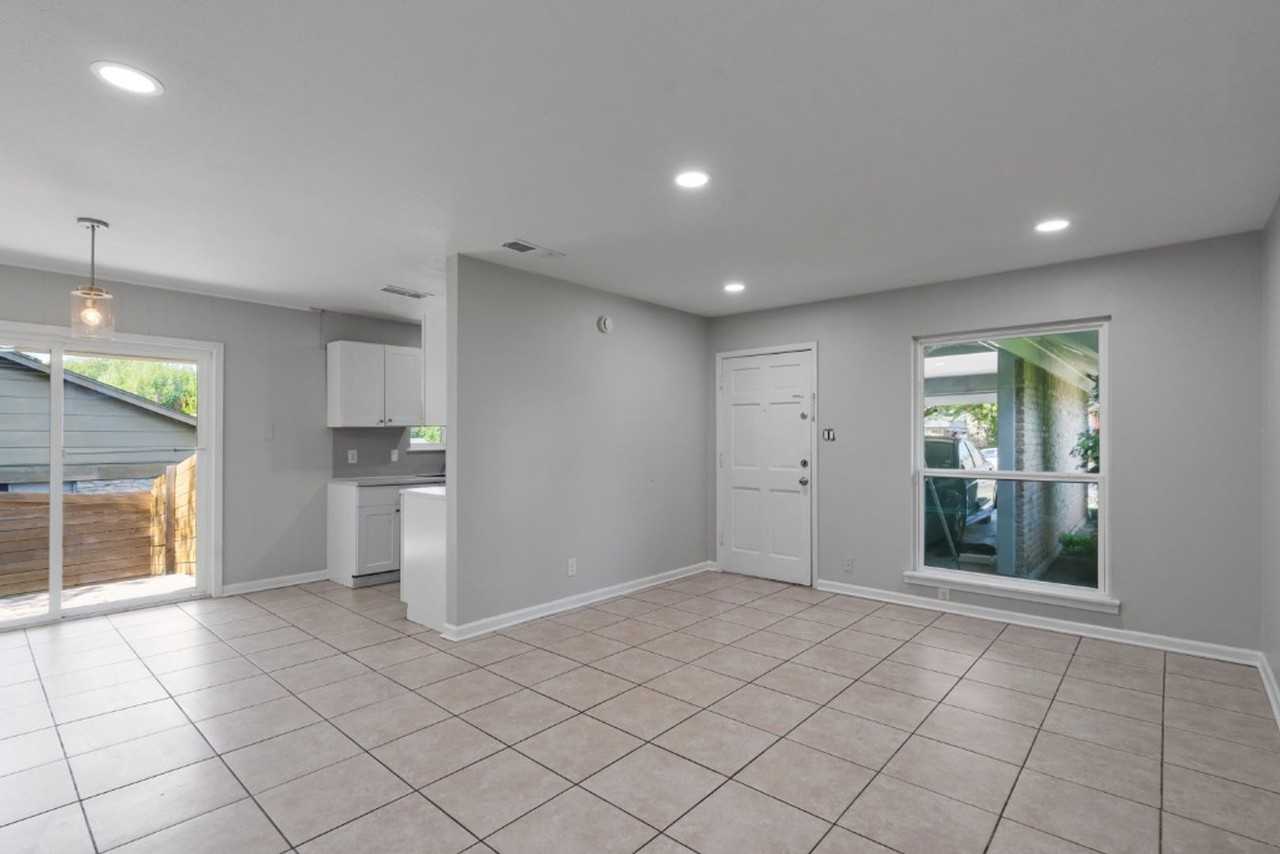 1407 Avebury Cir #A - Photo 3 of 20