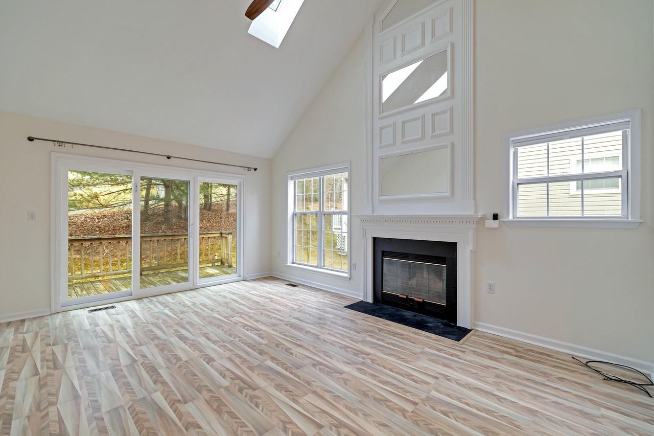212 Hawthorne Village Ct - Photo 4 of 19