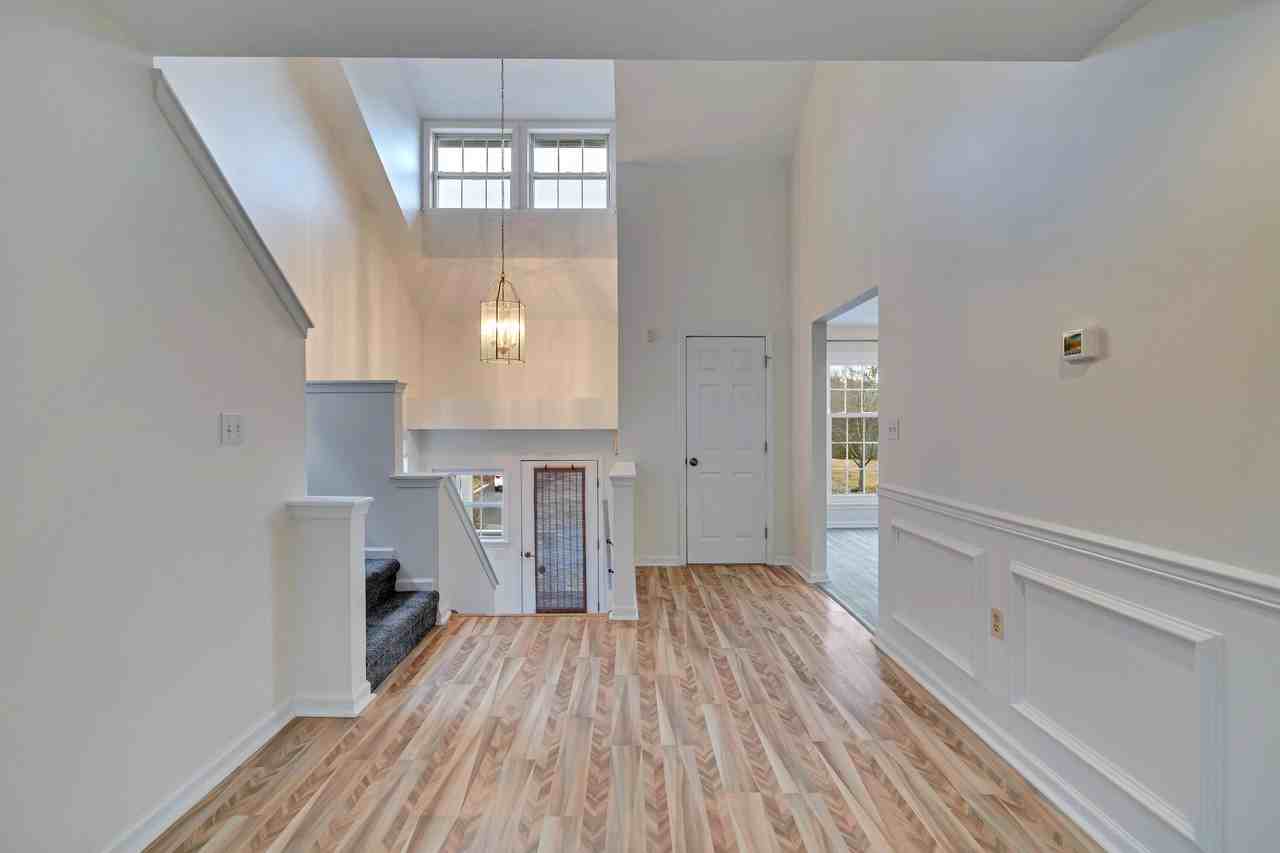 212 Hawthorne Village Ct - Photo 5 of 19