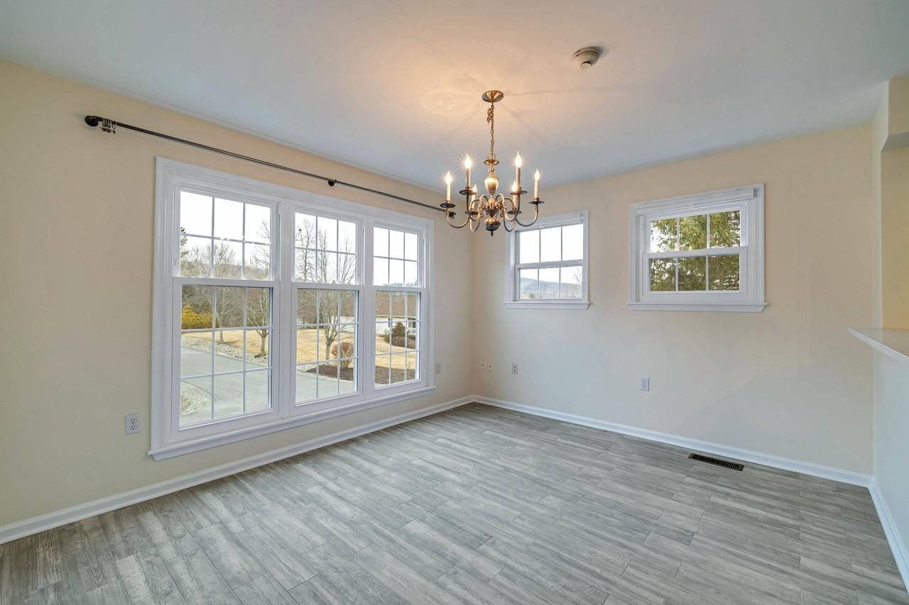 212 Hawthorne Village Ct - Photo 6 of 19