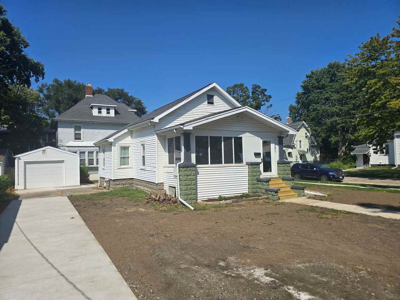 301 W Graham St - Photo 2 of 18
